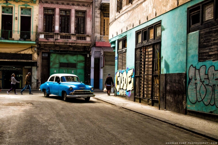 Havanna street with blue car