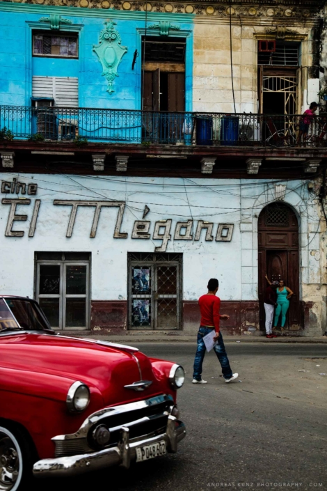 Havanna street with red car